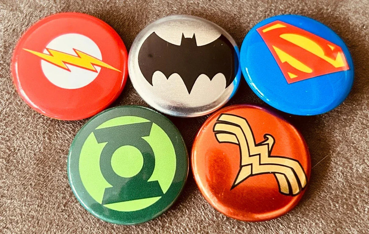 5 DC Comics buttons or pins Batman Flash Green Lantern Superman Wonder Woman - AutographsForSale.com