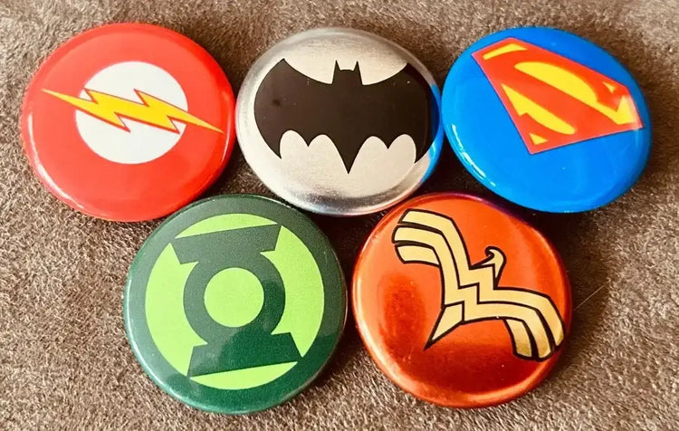 5 DC Comics buttons or pins Batman Flash Green Lantern Superman Wonder Woman - AutographsForSale.com