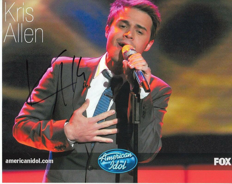 Kris Allen autographed 2009 American Idol 8x10 photo - AutographsForSale.com