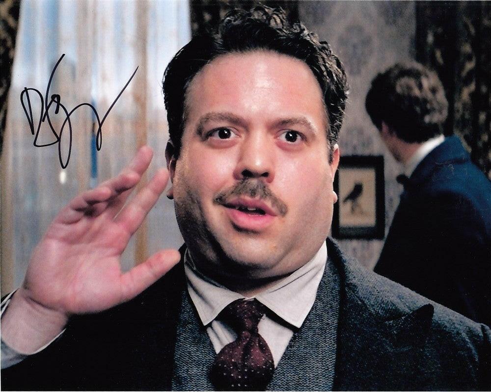 Dan Fogler signed Fantastic Beasts & Where To Find Them 8x10 movie photo - AutographsForSale.com