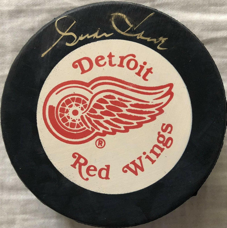 Gordie Howe autographed Detroit Red Wings puck UDA - AutographsForSale.com