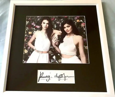 928ab8c4d802ee2eba29cbfa19b9182c - AutographsForSale.com