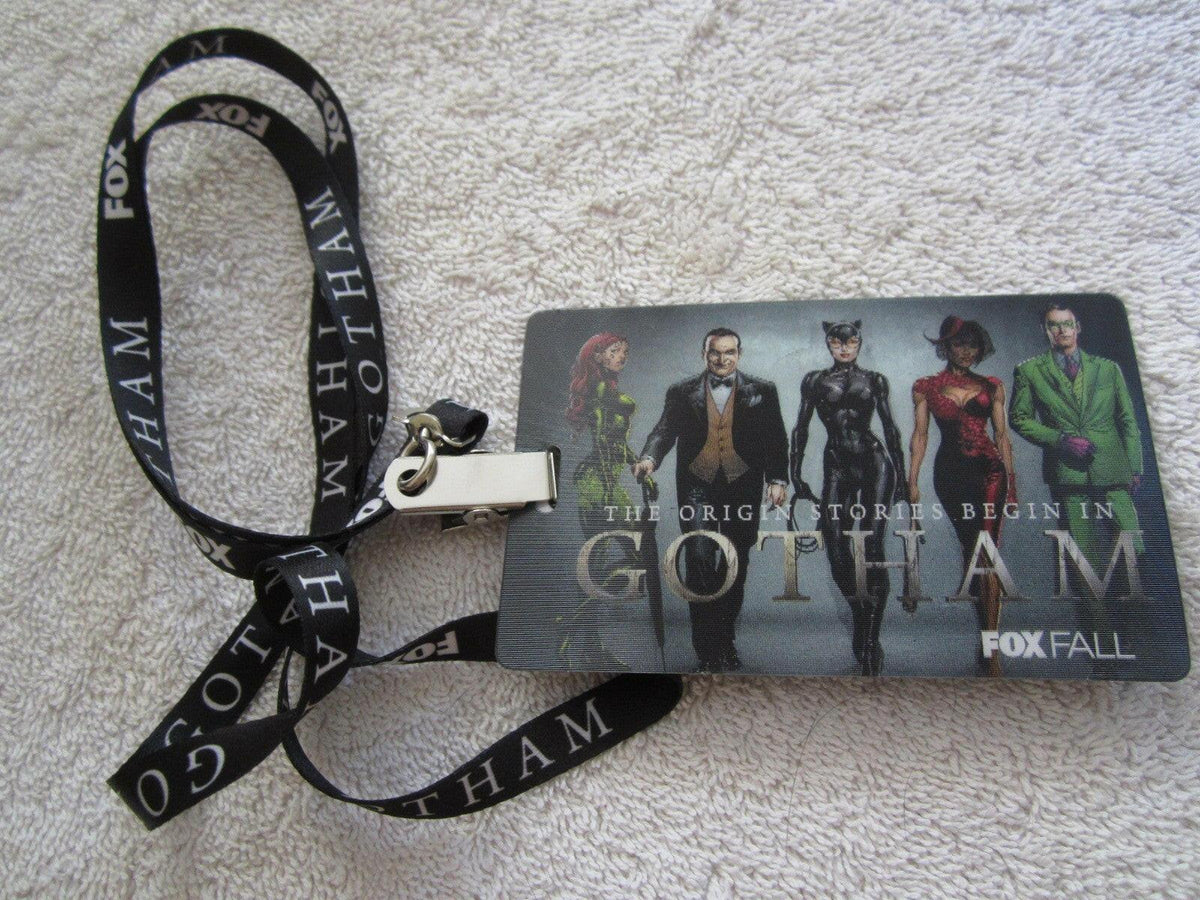 Gotham cast 2014 SDCC lanyard & lenticular 2 sided card - AutographsForSale.com