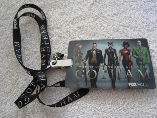 Gotham cast 2014 SDCC lanyard & lenticular 2 sided card - AutographsForSale.com