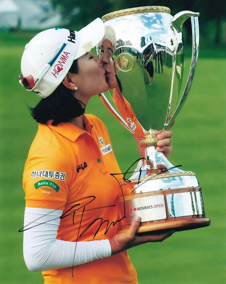 So Yeon Ryu signed 2014 Canadian Women’s Open 8x10 trophy photo - AutographsForSale.com