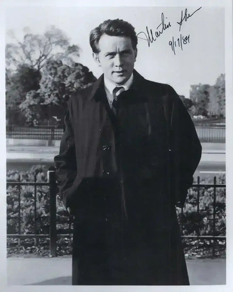 fa84e36321aceb43eef9b3868eedc830 - AutographsForSale.com