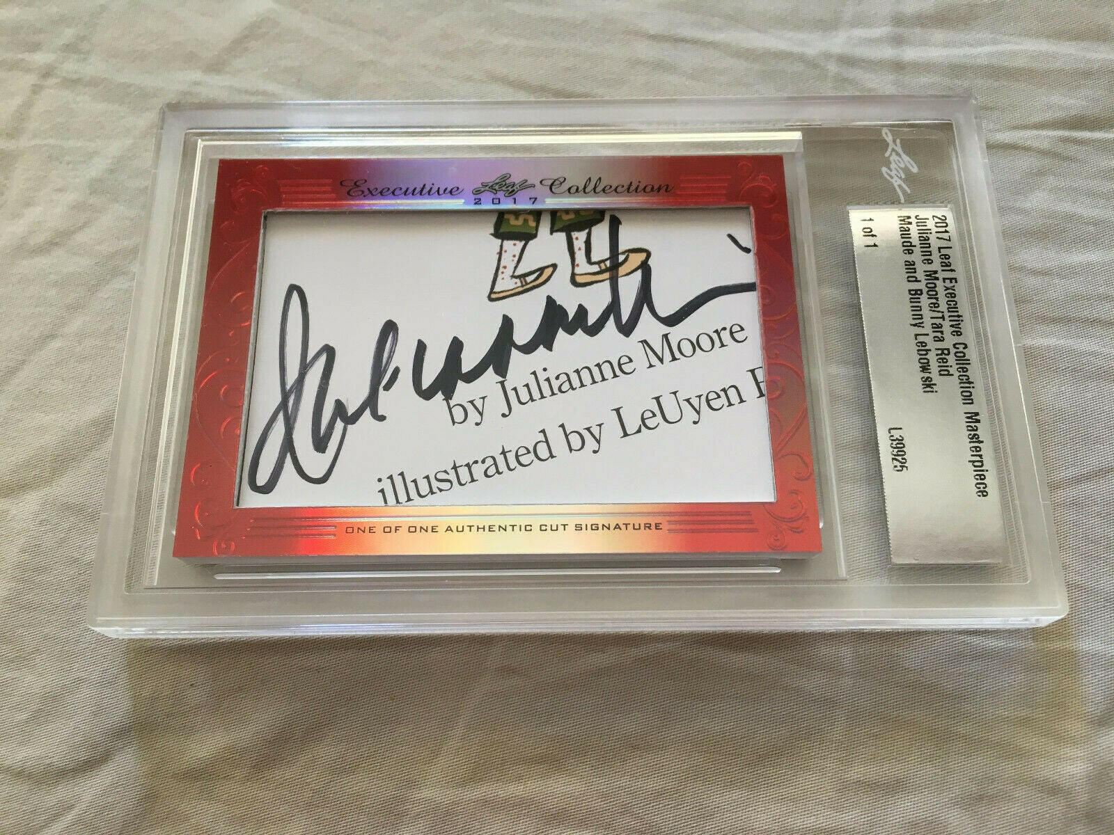 Julianne Moore and Tara Reid 2017 Leaf Masterpiece Cut Signature ...